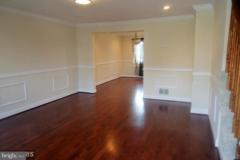 5670 Arnhem Road Baltimore, MD 21206 - Photo 4 of 26 Living Room