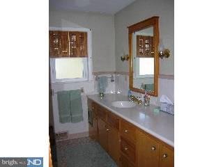 359 East Pittsfield Street Pennsville, NJ 08070 - Photo 5 of 6