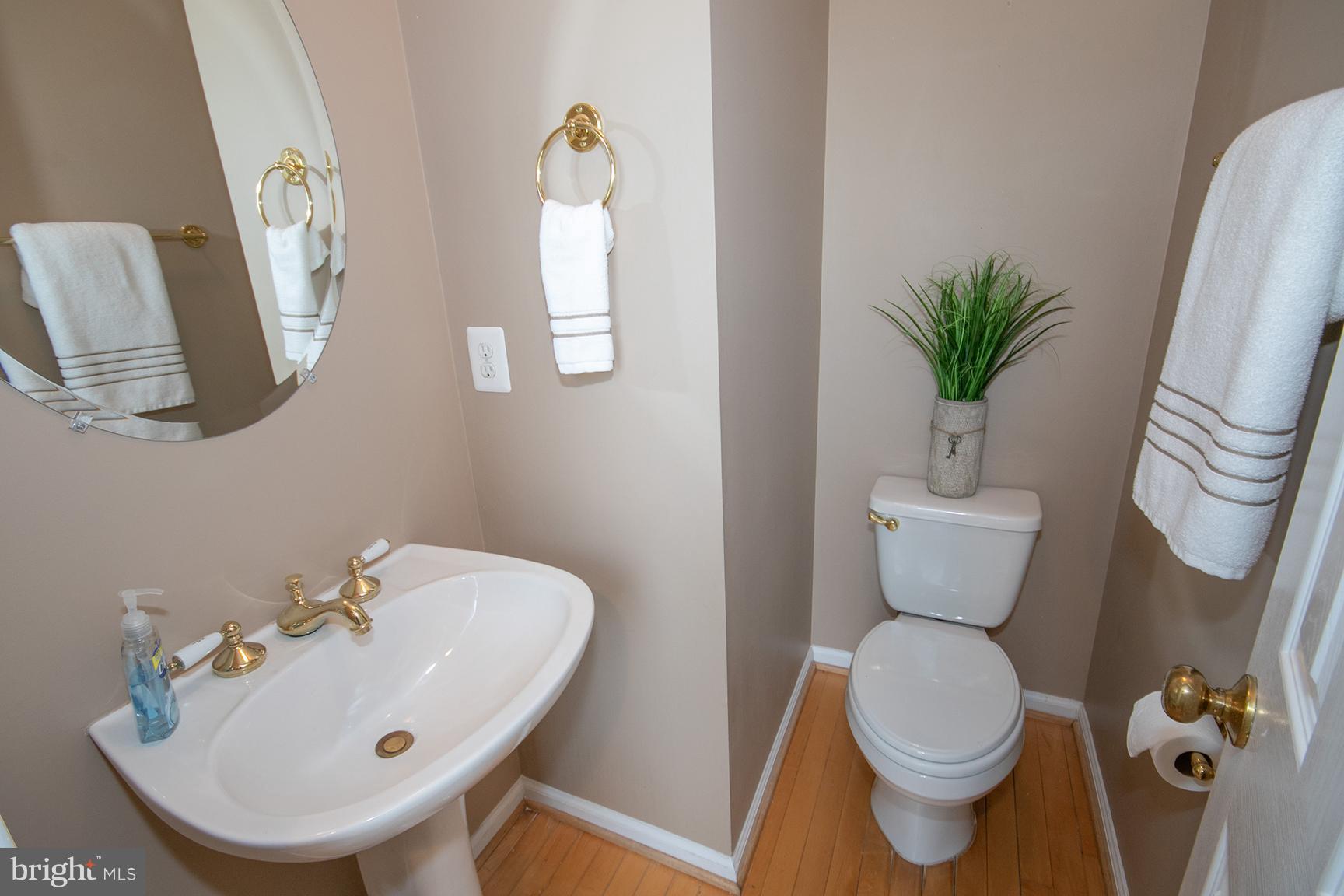1301 Vintage Place Reston, VA 20194 - Photo 16 of 40 Powder Room