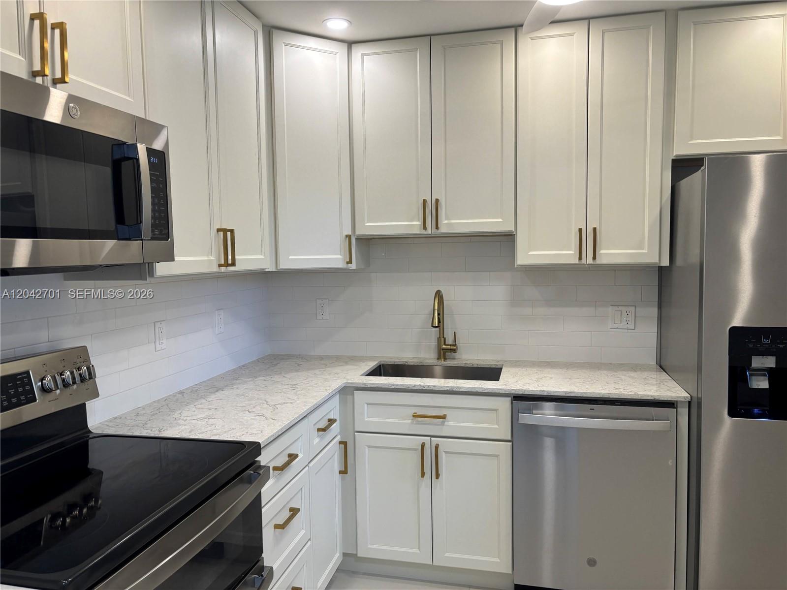 300 Berkley Road, Unit 103 Hollywood, FL 33024 - Photo 4 of 31