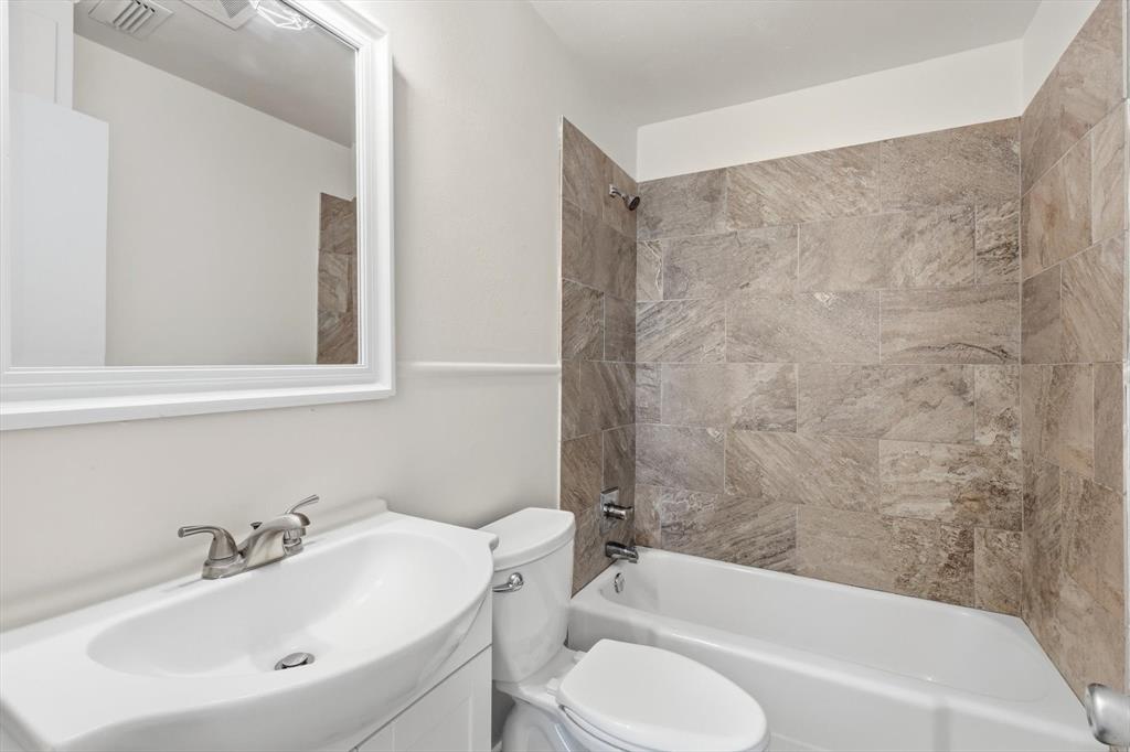 204 East Bailey Street Ponder, TX 76259 - Photo 16 of 33 Second full bath featuring vanity and bathtub / shower combination