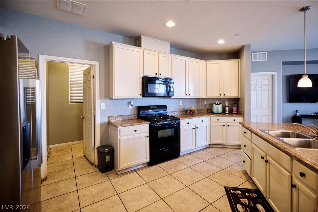 193 Tuscan Shadow Street Henderson, NV 89012 - Photo 12 of 27 This functional kitchen features ample cabinetry, durable countertops, and a full suite of appliances.