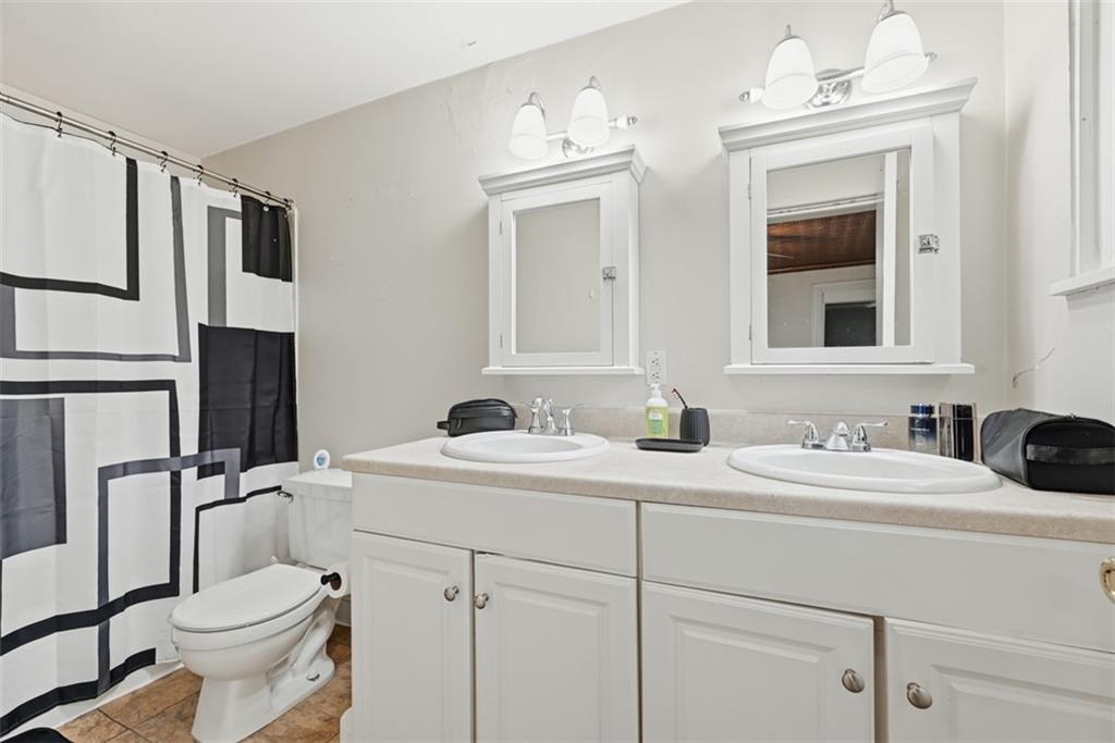 110 South 13th Street Pittsburgh, PA 15203 - Photo 19 of 36 a bathroom with a toilet sink and mirror