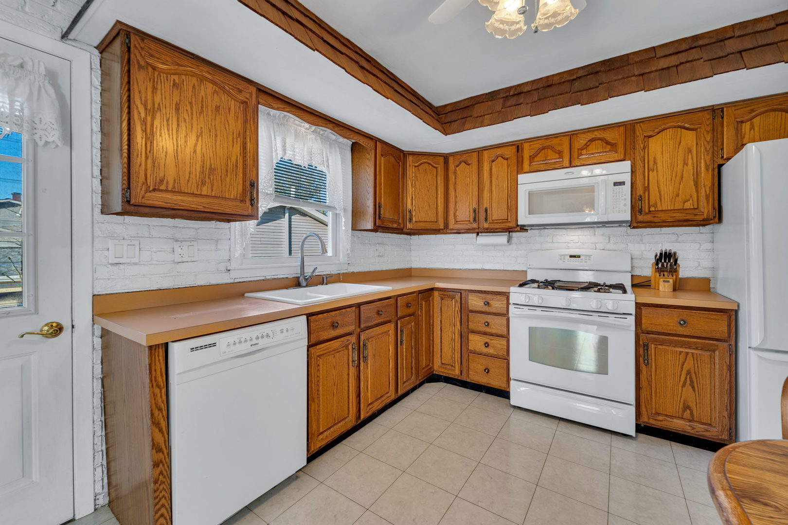 6918 Sierra Drive Darien, IL 60561 - Photo 9 of 24