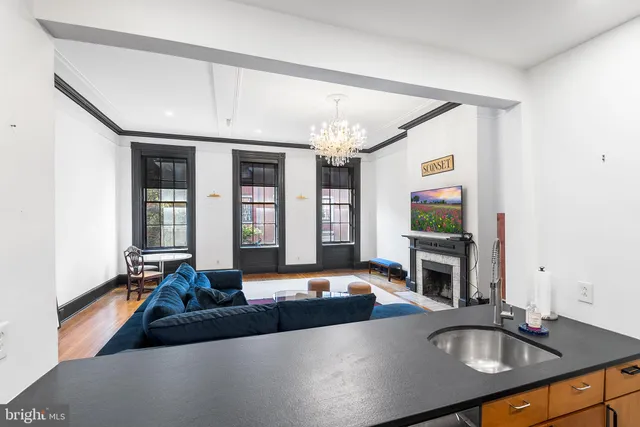 $2,950 | 1029-33 Spruce Street, Unit 200, Philadelphia, PA 19107