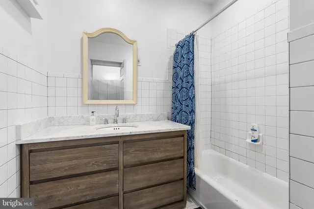 $2,950 | 1029-33 Spruce Street, Unit 200, Philadelphia, PA 19107