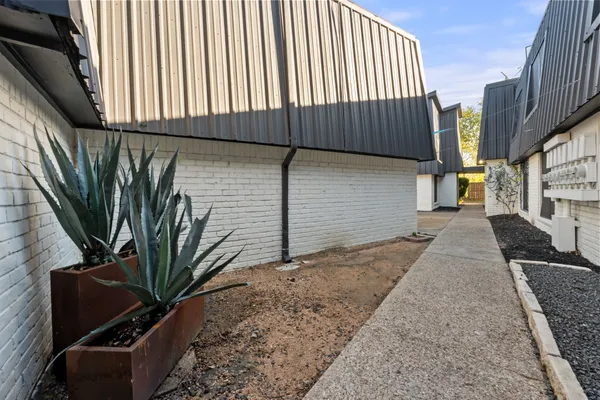 $975 | 1720 Wooten Park Drive, Unit 206, Austin, TX 78757