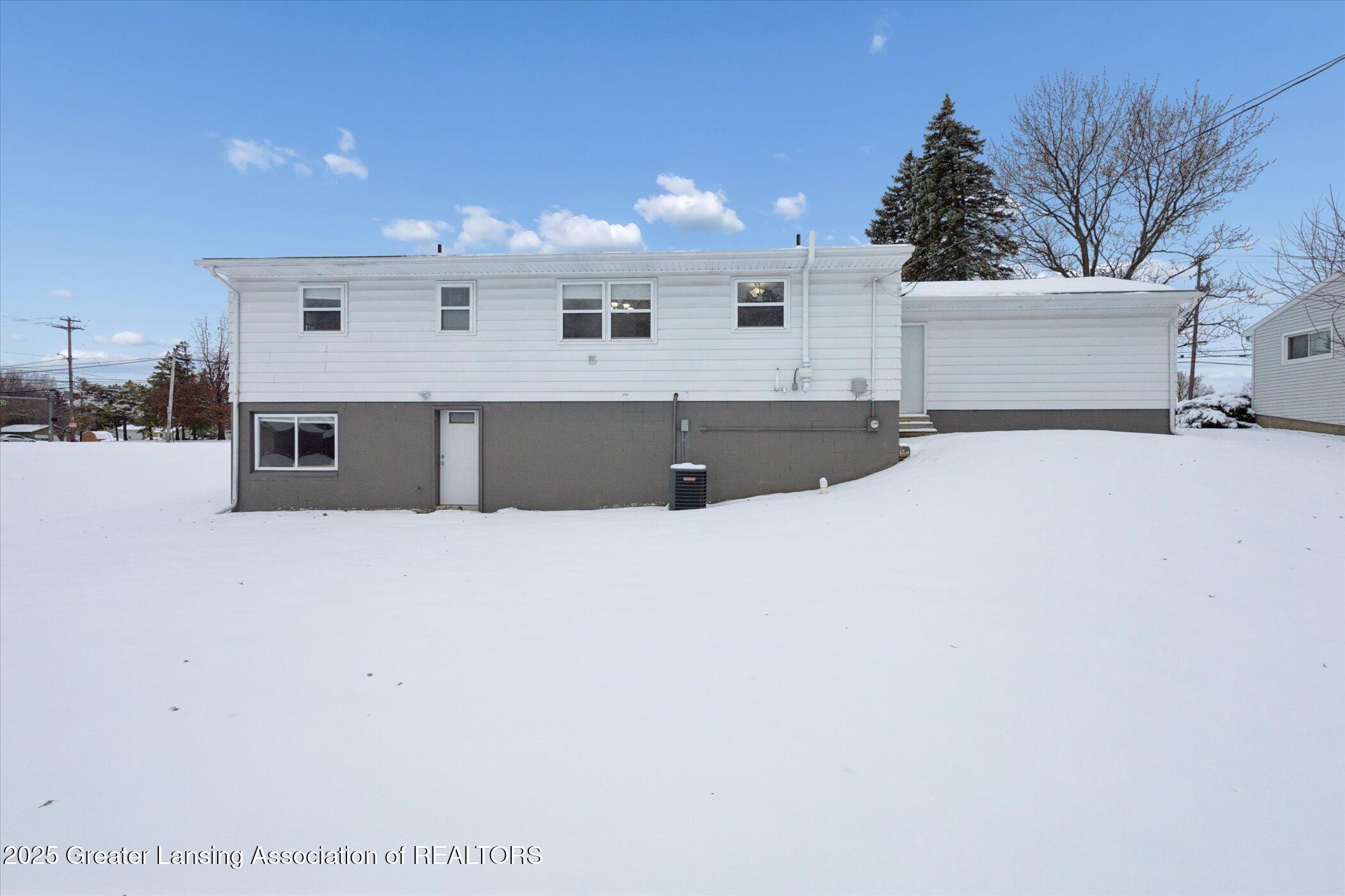 611 South Canal Road Lansing, MI 48917 - Photo 28 of 34 35-611 S Canal Rd Lansing, MI 48917-Win