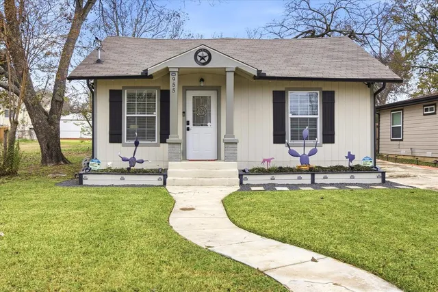 a view of a house with swimming pool and sitting area