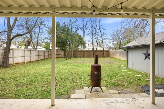 a view of outdoor space yard and porch