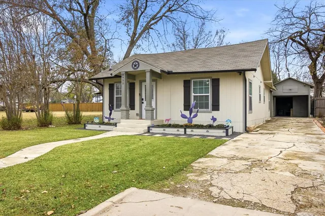 a view of a house with swimming pool and sitting area