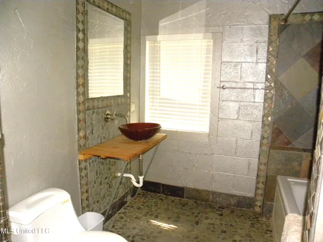 $1,050 | 2096 Pat Lane, Unit B, Biloxi, MS 39531