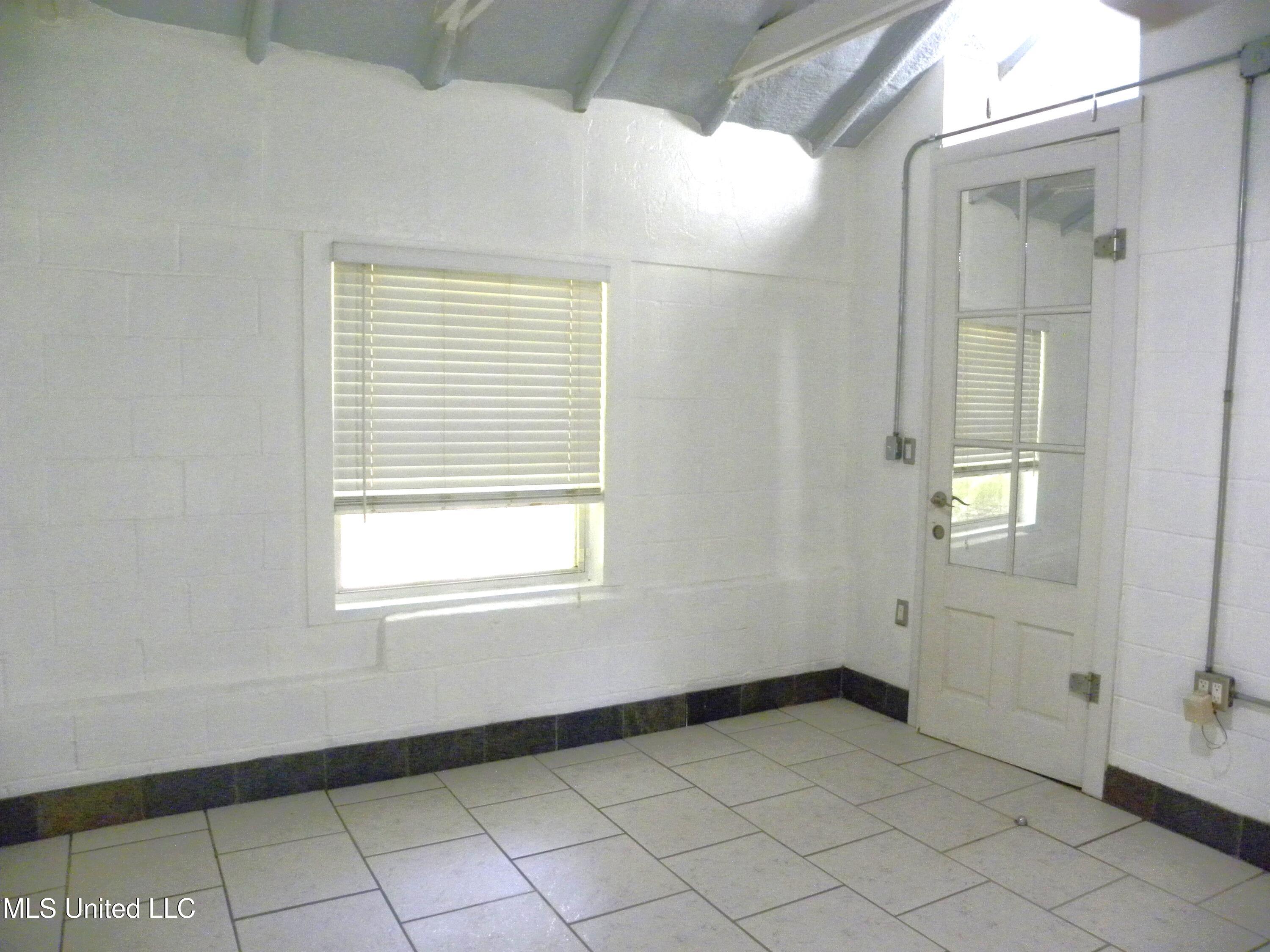 2096 Pat Lane, Unit B Biloxi, MS 39531 - Photo 16 of 19 DSCN9824