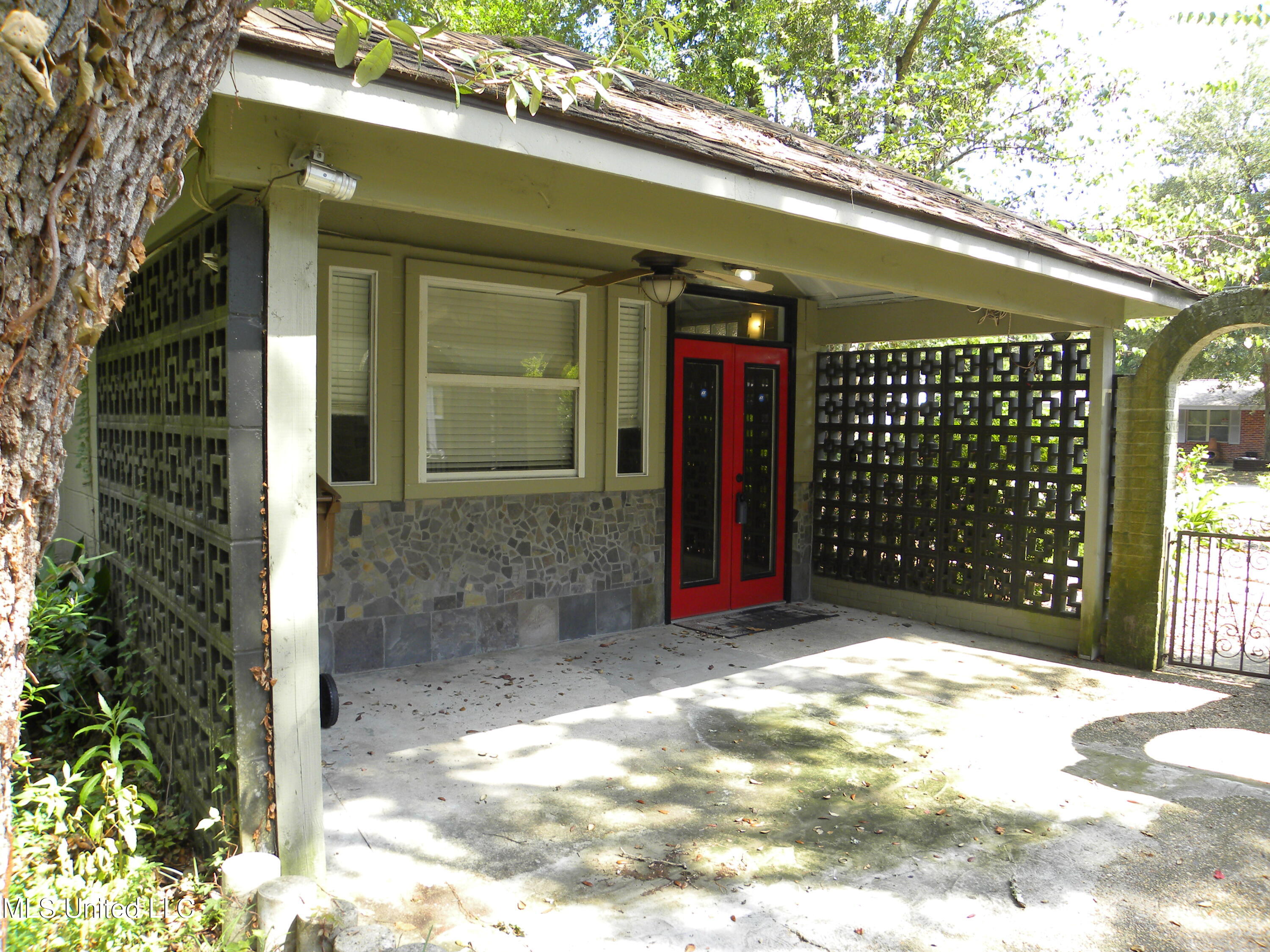 2096 Pat Lane, Unit B Biloxi, MS 39531 - Photo 2 of 19 DSCN9810