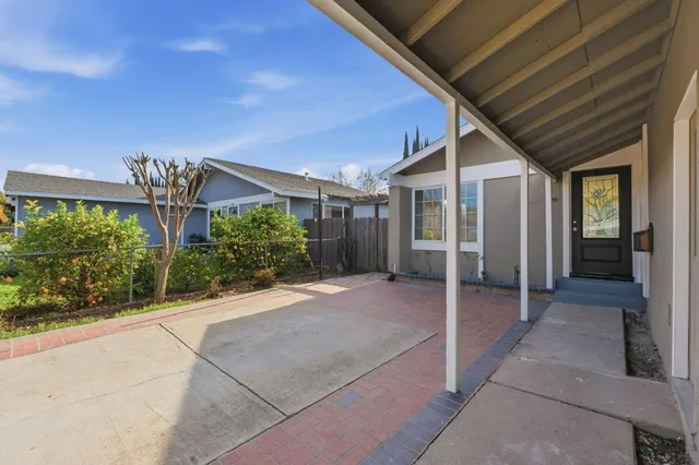 a view of a house with backyard and garden