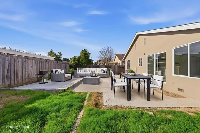 a view of back yard of the house