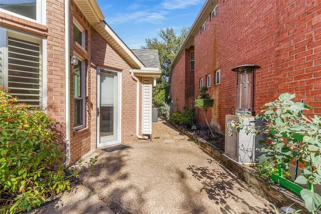 a view of a house with backyard and trees