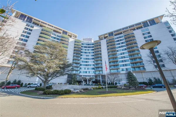 $369,000 | 1 Claridge Drive, Unit 725, Verona, NJ 07044