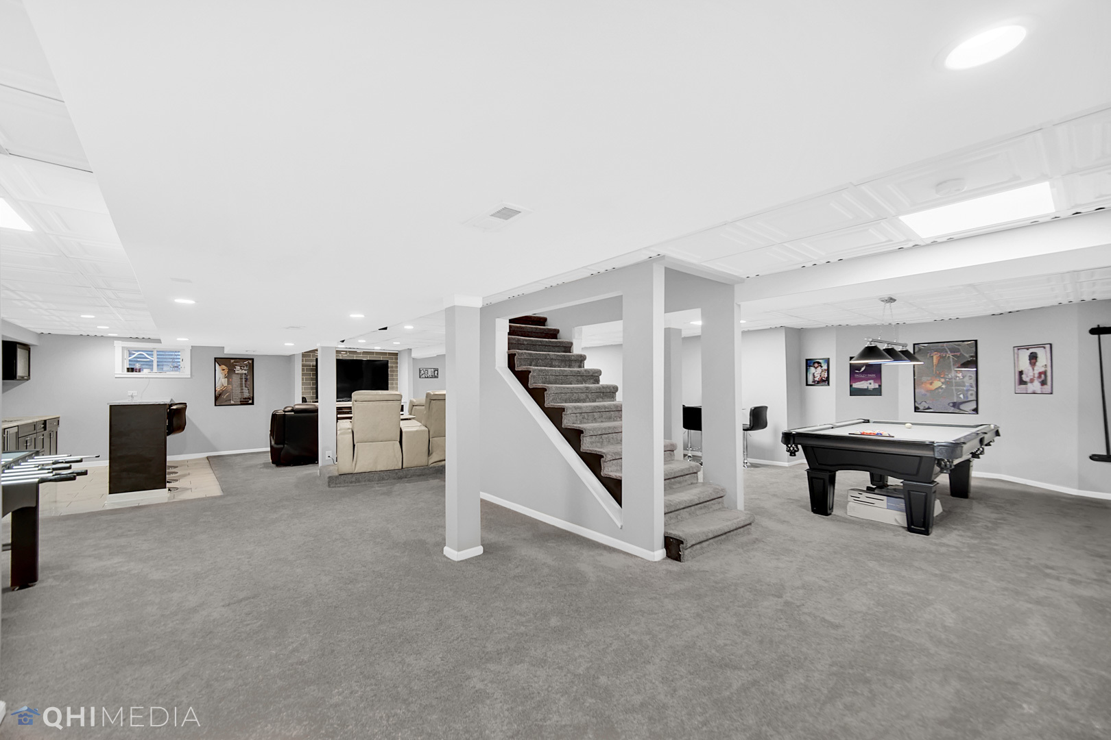 Undisclosed Address Steger, IL 60475 - Photo 20 of 29 a view of a livingroom with furniture and white walls
