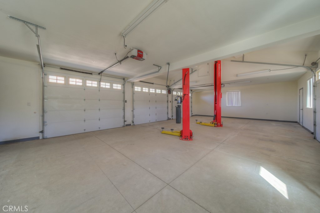 1991 Via Ladera Fallbrook, CA 92028 - Photo 43 of 69 Garage Lift