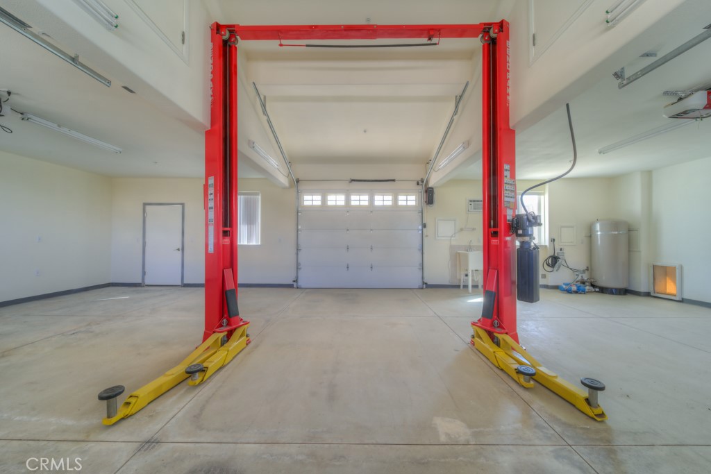 1991 Via Ladera Fallbrook, CA 92028 - Photo 45 of 69 Garage Lift
