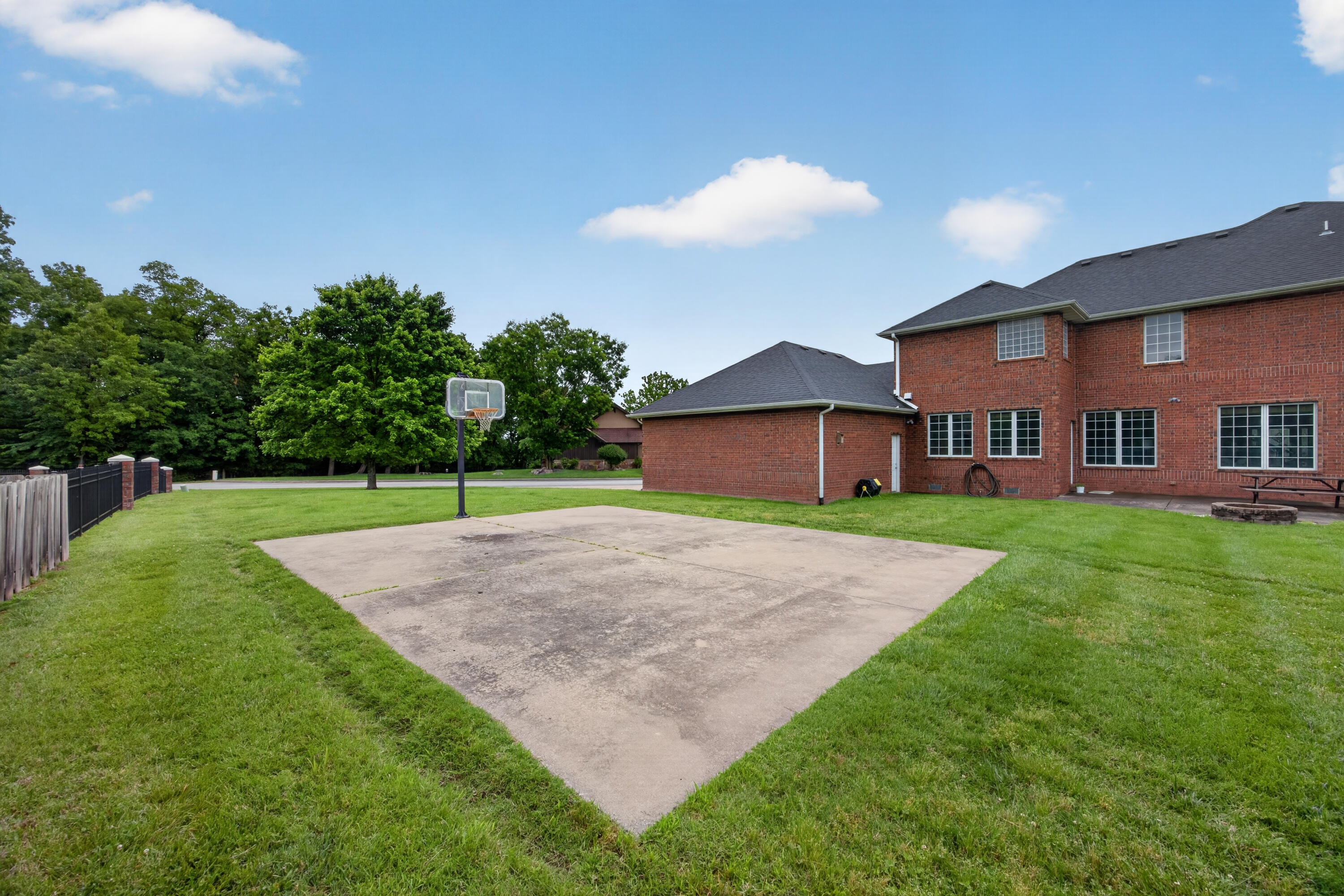 1427 Ridgecrest Street East Springfield, MO 65804 - Photo 37 of 38 0N8A3012