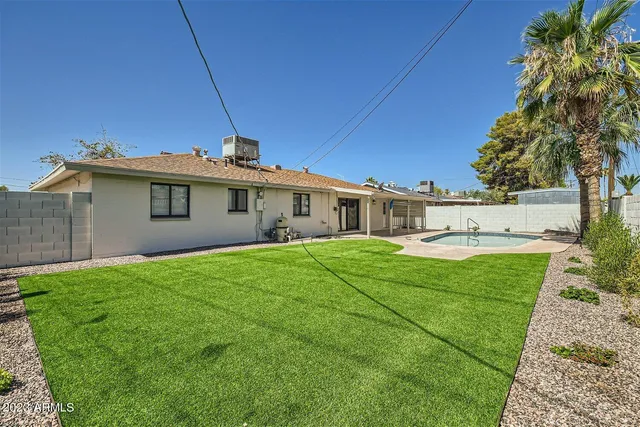a view of a house with a backyard