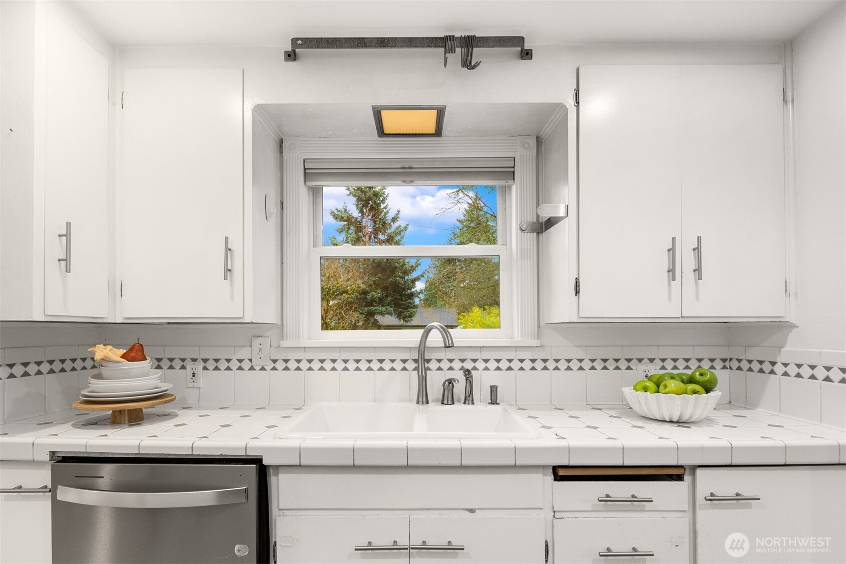 14021 27th Avenue Northeast Seattle, WA 98125 - Photo 12 of 32