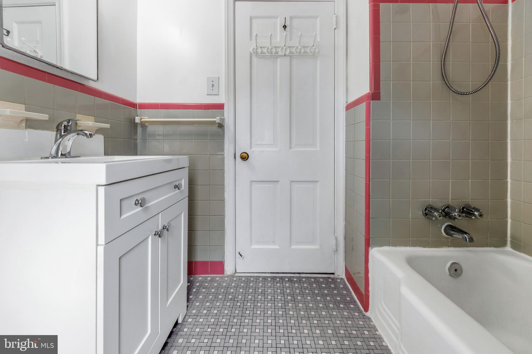 1 Lanfair Road Cheltenham, PA 19012 - Photo 17 of 23 Full hall bath