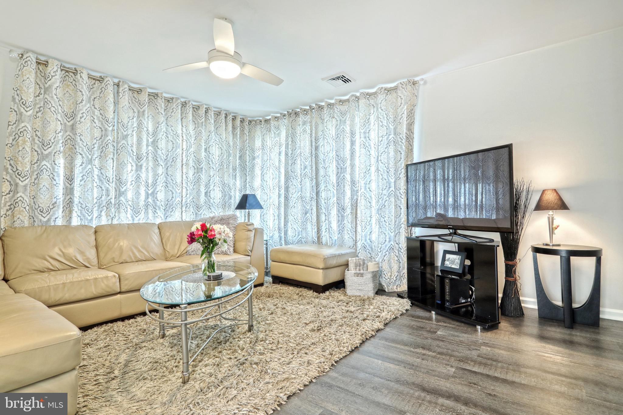 712 Fireside Road York, PA 17404 - Photo 4 of 30 Living Room