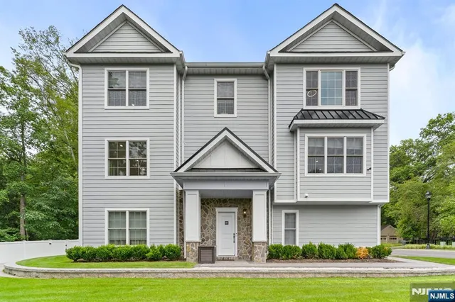 $1,299,000 | 110 Mason Court, Unit 3H, Haworth, NJ 07641