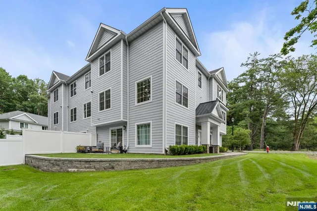 $1,299,000 | 110 Mason Court, Unit 3H, Haworth, NJ 07641