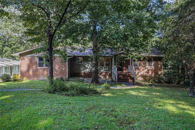 a view of a house with backyard porch and garden
