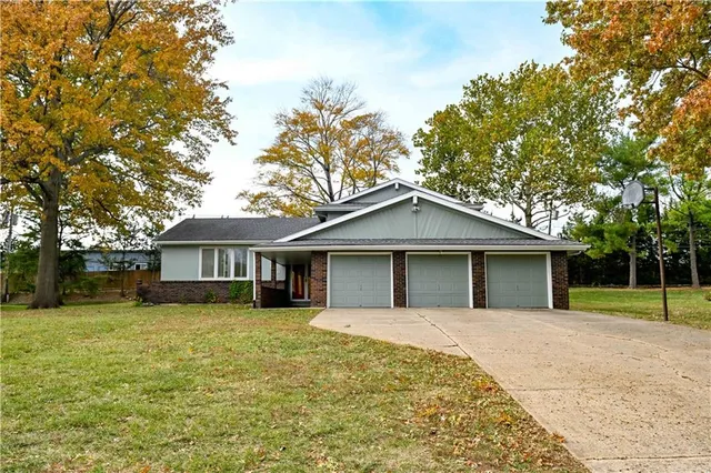 $430,000 | 909 Tam-O-Shanter Drive, Kansas City, MO 64145