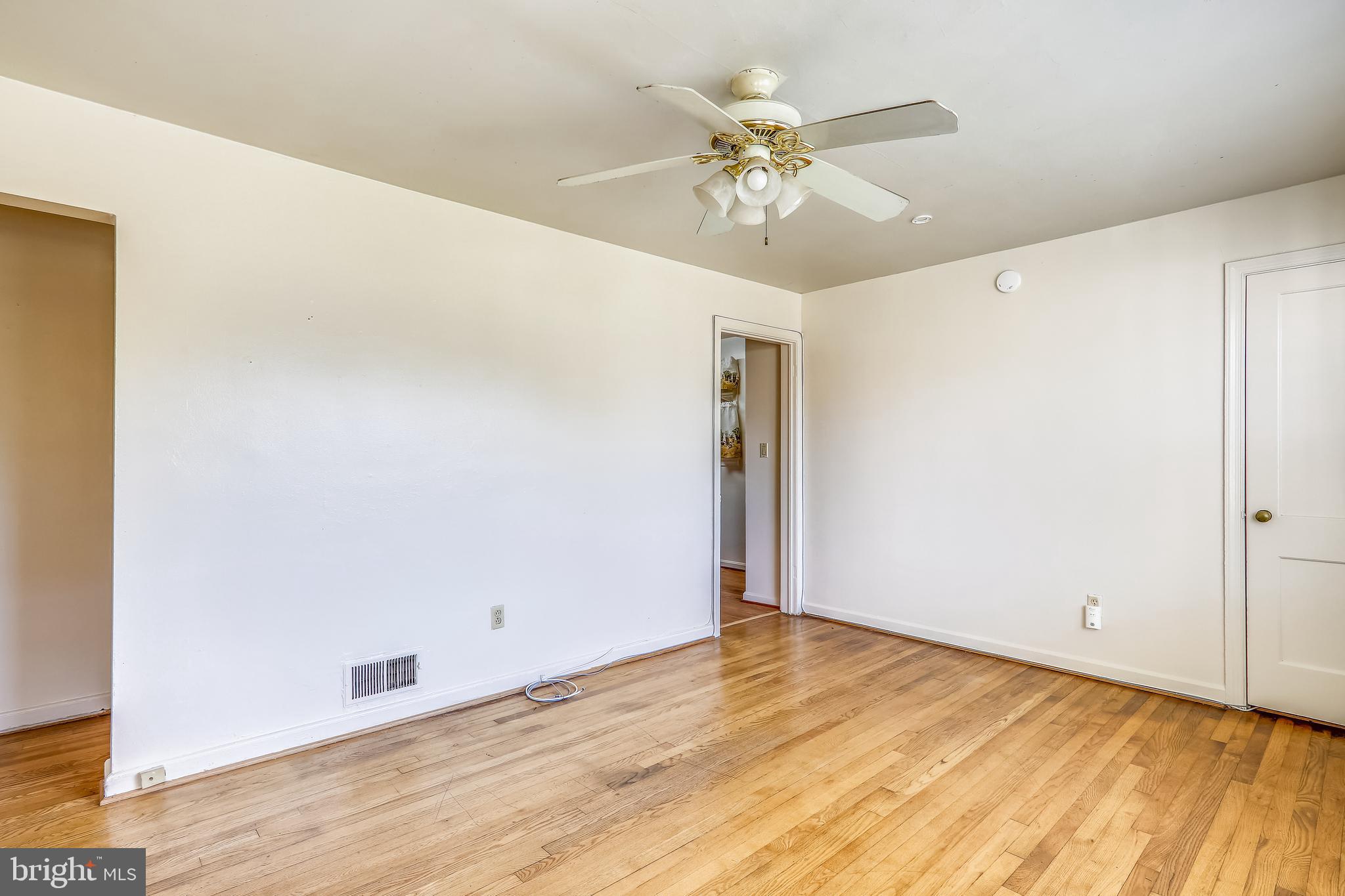 5010 Edgewood Road College Park, MD 20740 - Photo 4 of 20 Living Room,
