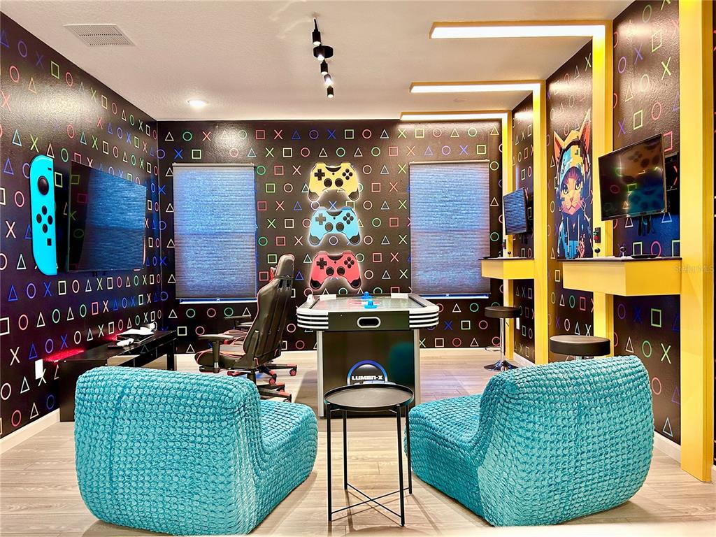 6271 Sand Skipper Road Orlando, FL 32821 - Photo 16 of 46 a living room filled with furniture