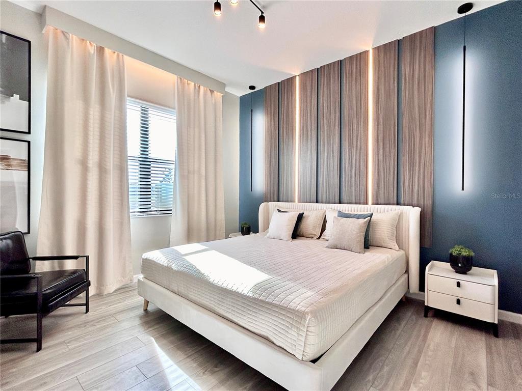 6271 Sand Skipper Road Orlando, FL 32821 - Photo 19 of 46 a large bed sitting in a bedroom next to a window with lamp