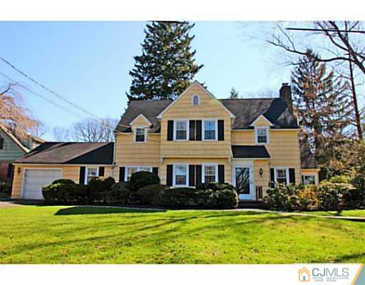 33 Edgewood Road Edison, NJ 08820 - Photo 2 of 25 a front view of a house with a yard
