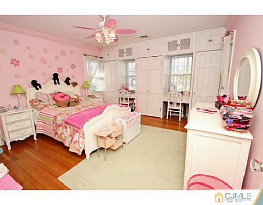 33 Edgewood Road Edison, NJ 08820 - Photo 18 of 25 a bedroom with a bed and a chandelier