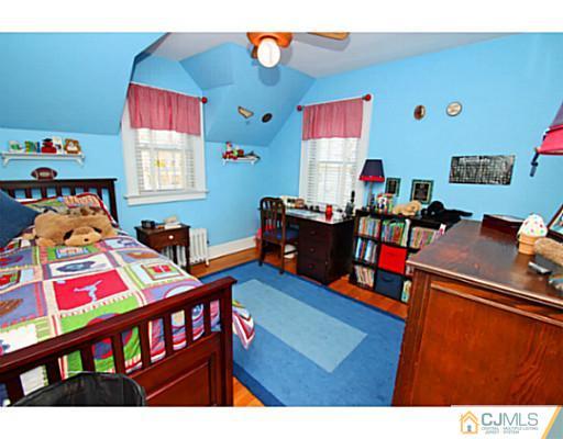 33 Edgewood Road Edison, NJ 08820 - Photo 19 of 25 a bedroom with furniture and a window