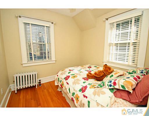 33 Edgewood Road Edison, NJ 08820 - Photo 21 of 25 a bedroom with a bed and wooden floor