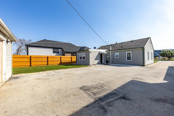 $2,500 | 7740 Laramie Avenue, Burbank, IL 60459