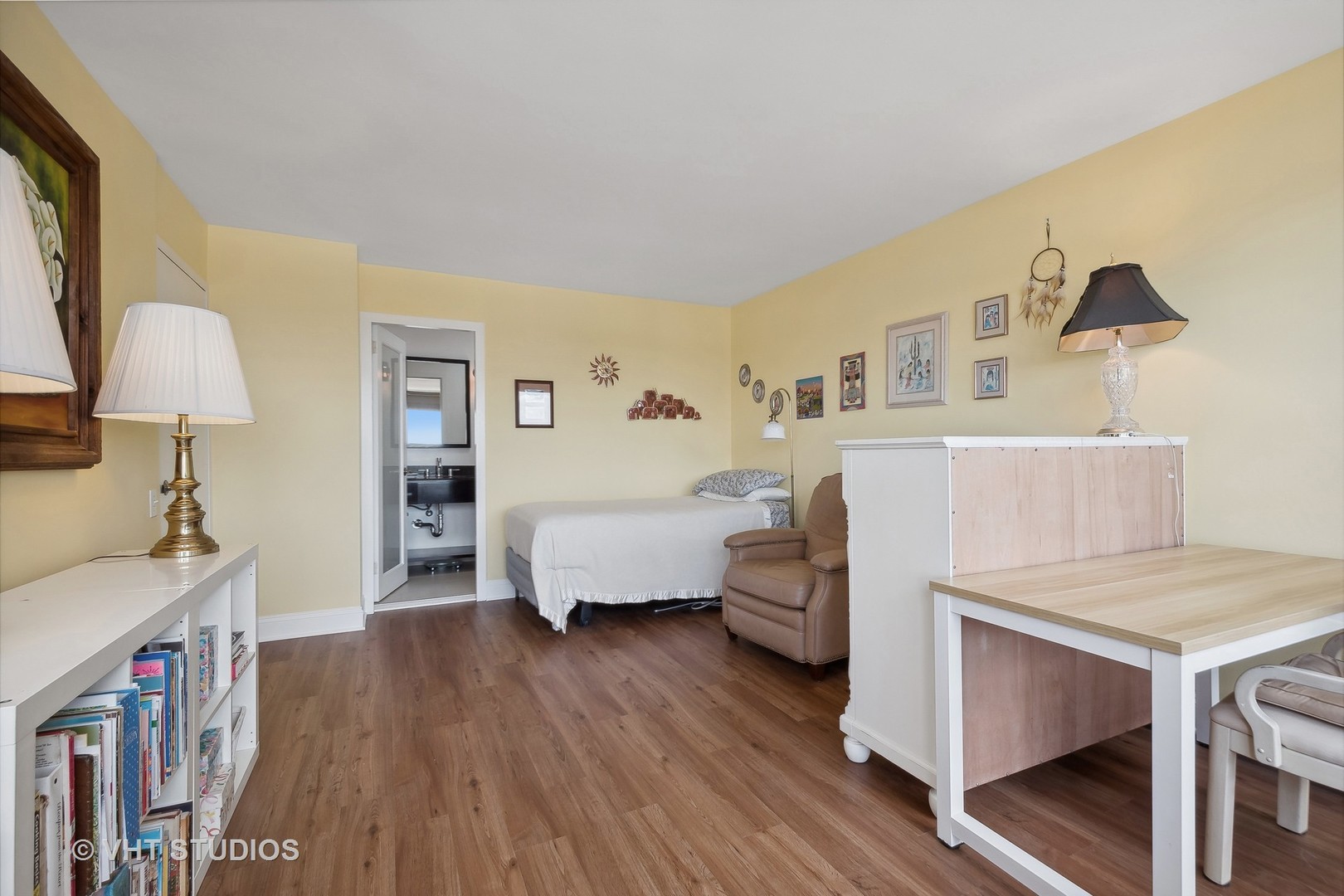 5733 North Sheridan Road, Unit 16A Chicago, IL 60660 - Photo 15 of 29 a living room with furniture and a wooden floor
