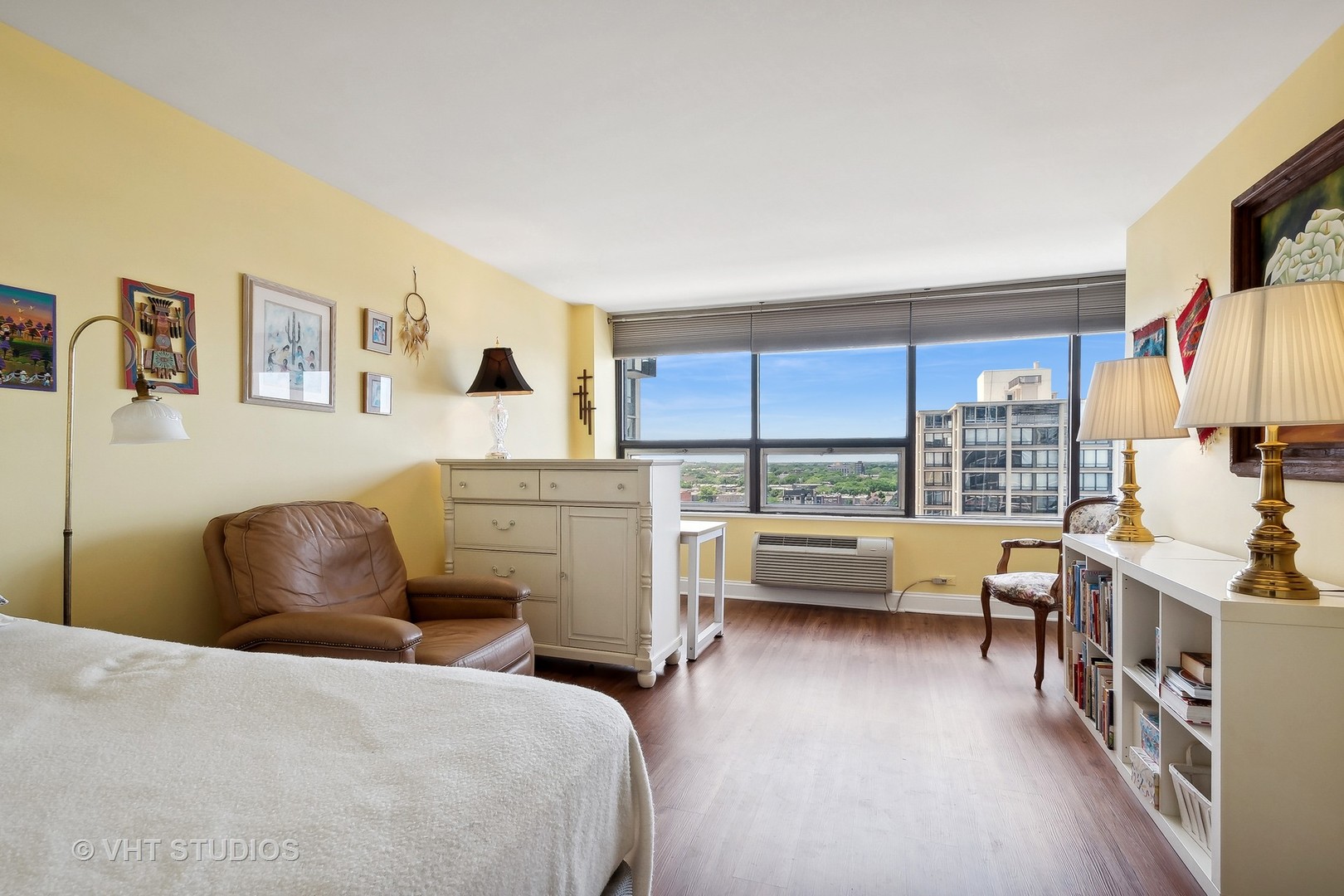 5733 North Sheridan Road, Unit 16A Chicago, IL 60660 - Photo 17 of 29 a bedroom with furniture and a large window