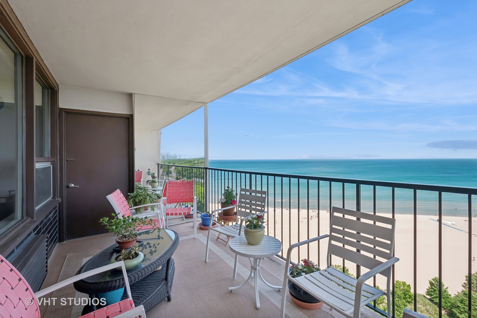 5733 North Sheridan Road, Unit 16A Chicago, IL 60660 - Photo 2 of 29 a living room with furniture