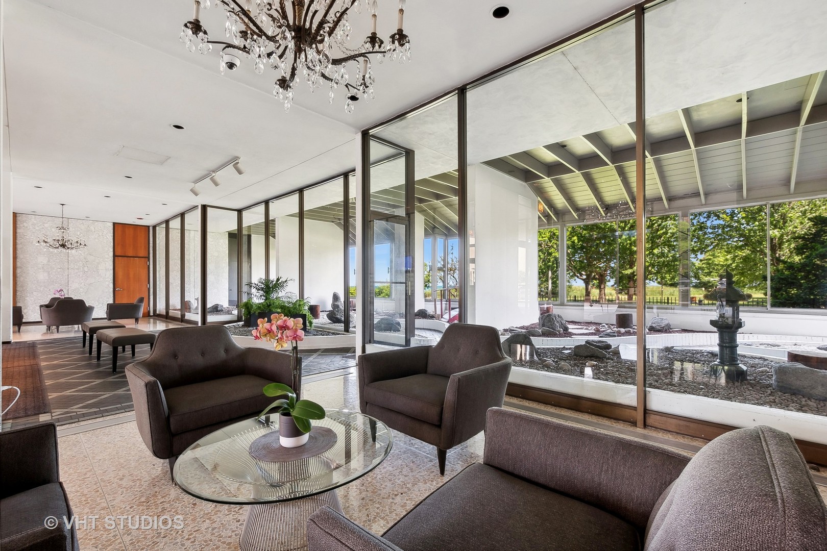 5733 North Sheridan Road, Unit 16A Chicago, IL 60660 - Photo 27 of 29 a living room with furniture