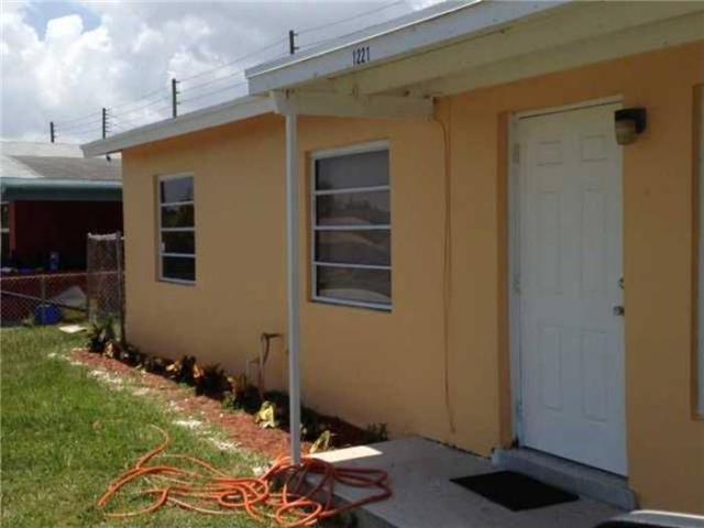 1221 Avenue T Riviera Beach, FL 33404 - Photo 1 of 4 Primary Photo