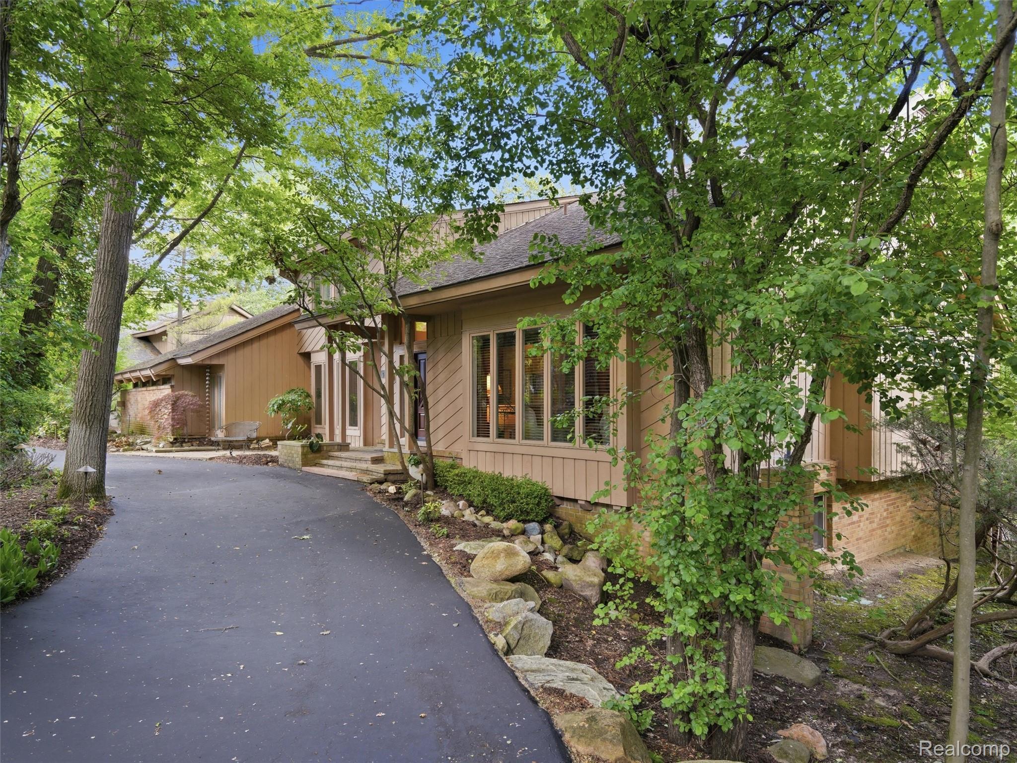 4751 Rolling Ridge Road West Bloomfield, MI 48323 - Photo 1 of 51 Contemporary-style residence with a dark asphalt driveway