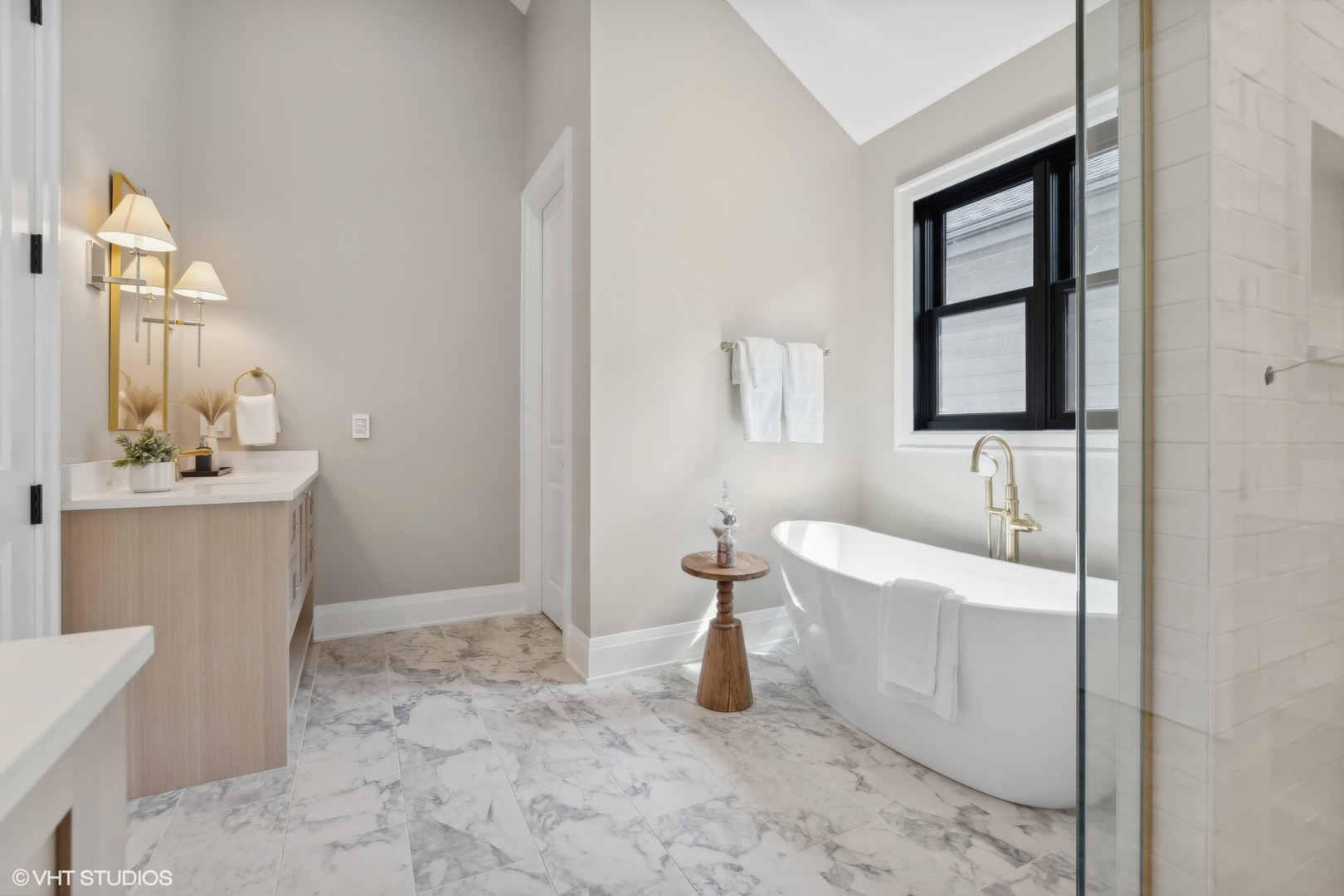 1850 West Cuyler Avenue Chicago, IL 60613 - Photo 33 of 58 a bathroom with a sink a toilet and tub