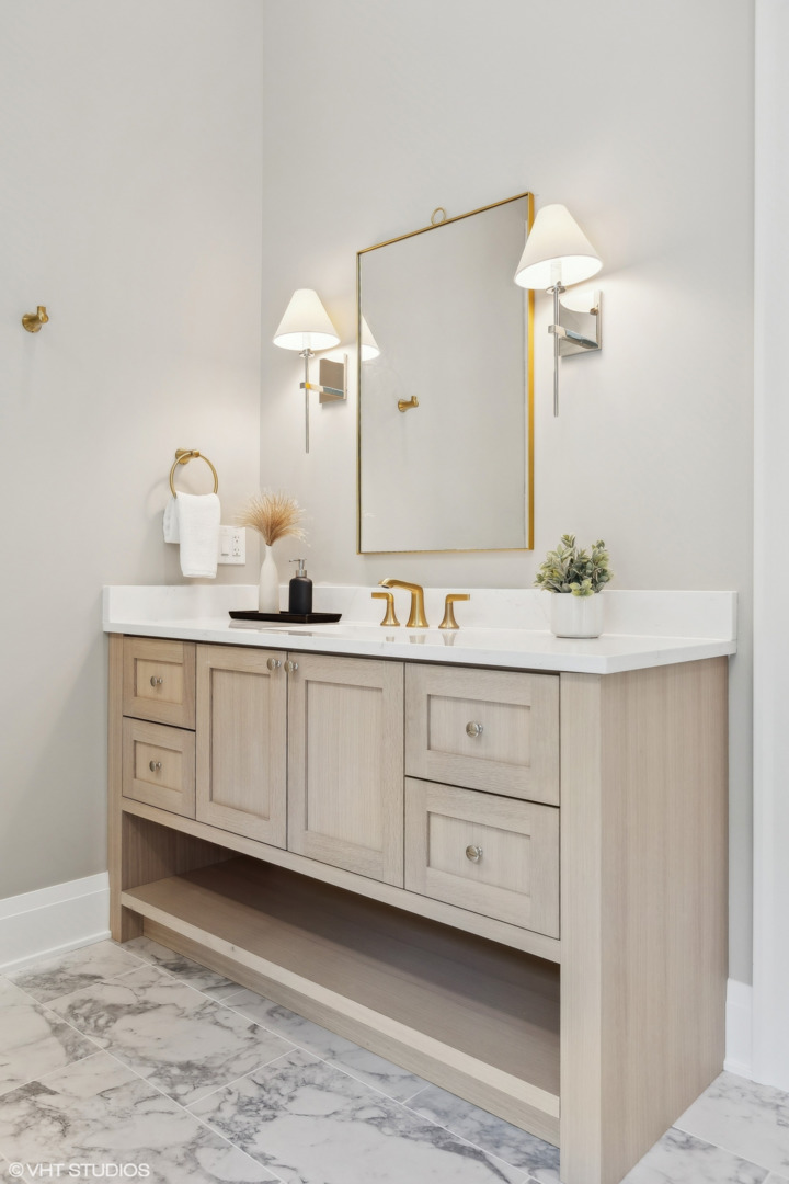 1850 West Cuyler Avenue Chicago, IL 60613 - Photo 34 of 58 a bathroom with a sink and a mirror